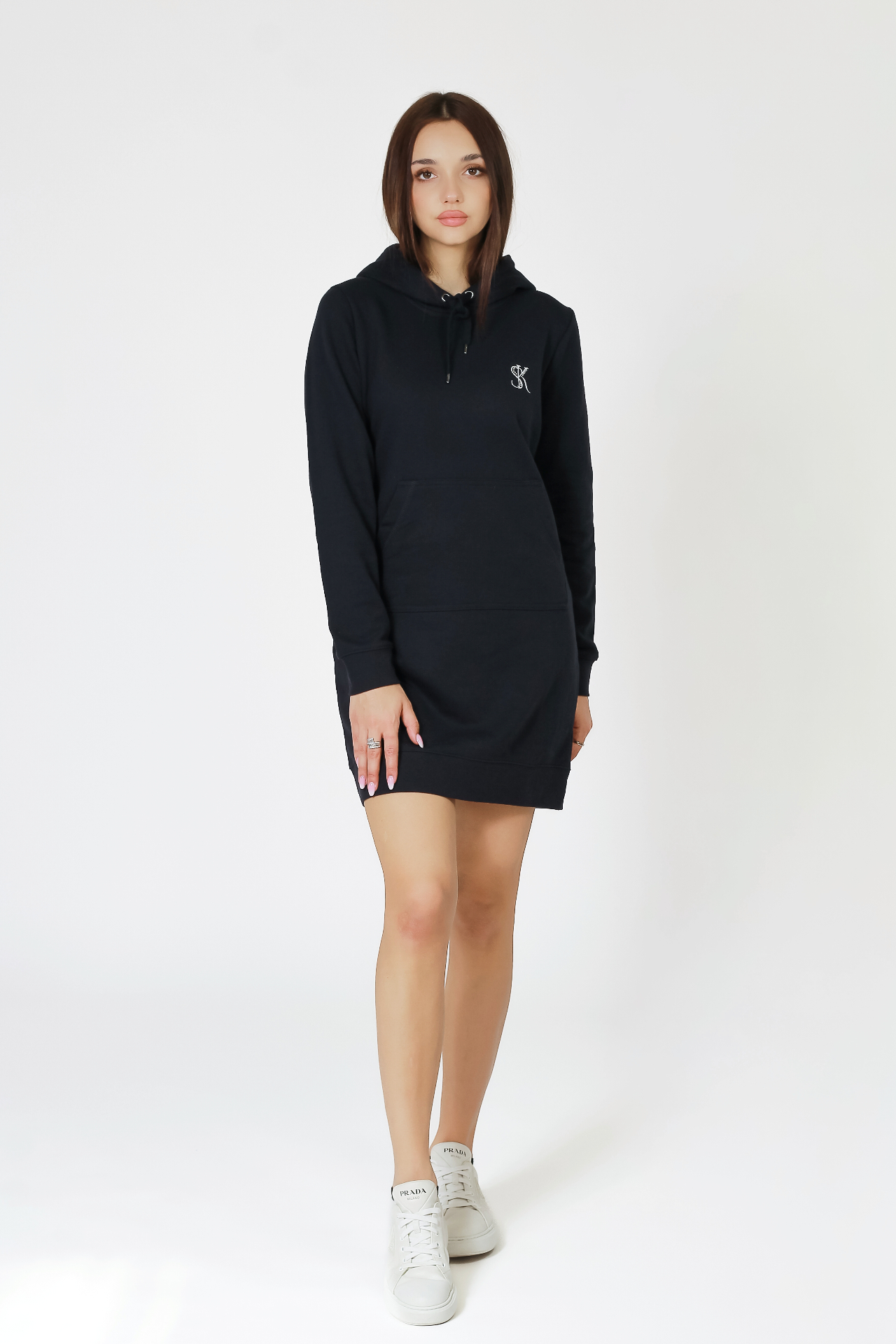 Černé hoodie šaty s SK monogramem